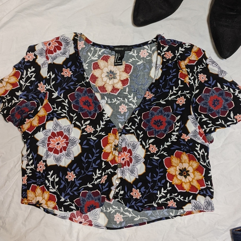 Floral Buttoned Crop Top 💮